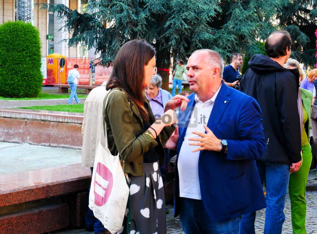 Cuneo, in piazza Europa &#8220;I cedri rimangono&#8221; &#8211; LE IMMAGINI DELLA MANIFESTAZIONE