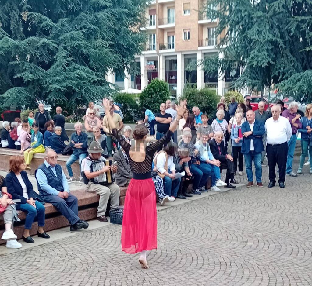 Cuneo, in piazza Europa &#8220;I cedri rimangono&#8221; &#8211; LE IMMAGINI DELLA MANIFESTAZIONE