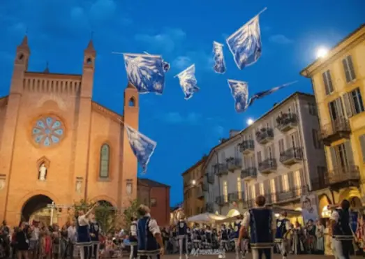 Alba, Borgo San Lorenzo festeggia 40 anni del gruppo sbandieratori e musici