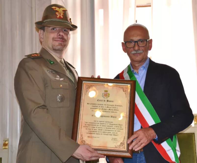 Il sindaco, Ezio Donadio, ha conferito la Cittadinanza onoraria al 2° Reggimento Alpini di stanza a Cuneo, San Rocco Castagnaretta, nelle mani del comandate colonnello Massimiliano Fassero