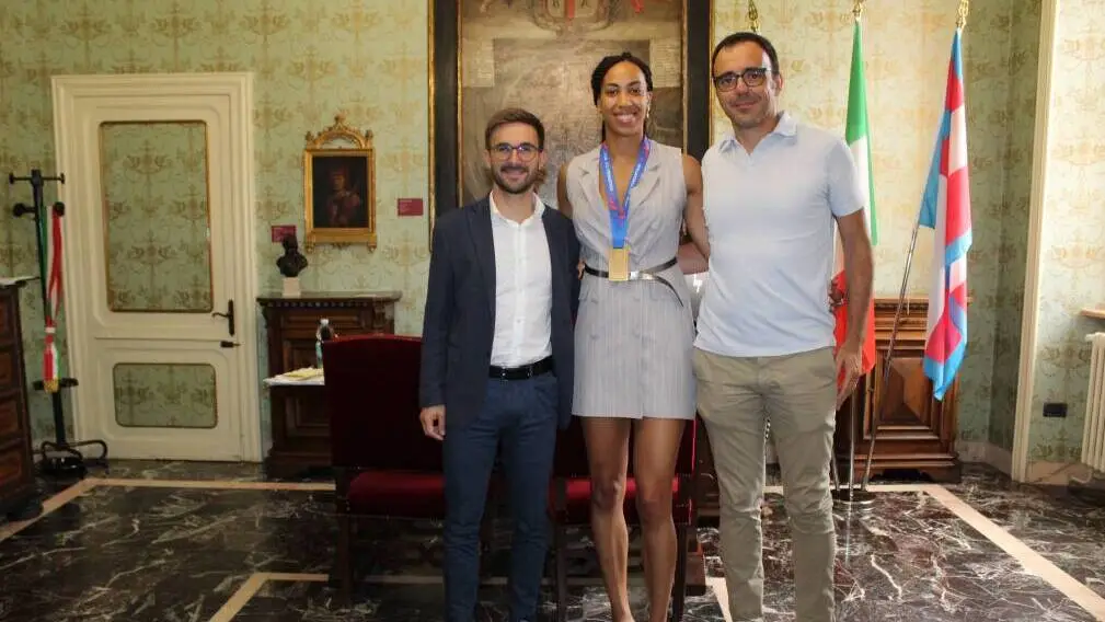 Alba, in Municipio la campionessa albese di pallavolo Sara Bonifacio