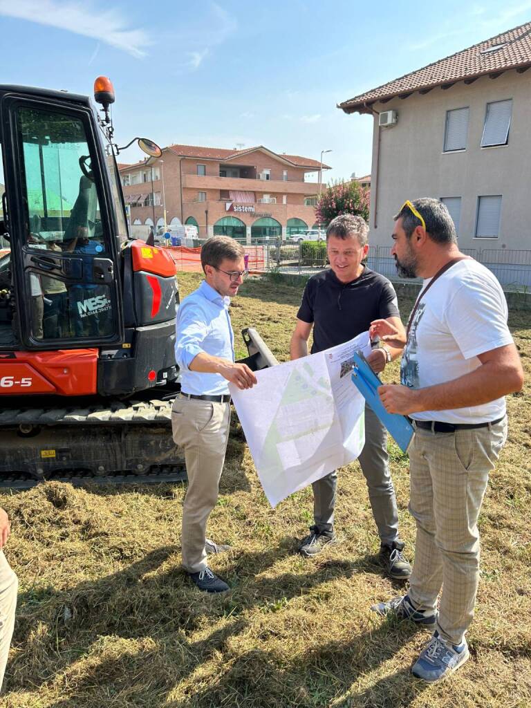 Ad Alba è iniziato l’ampliamento del parcheggio vicino alla stazione ferroviaria del Mussotto