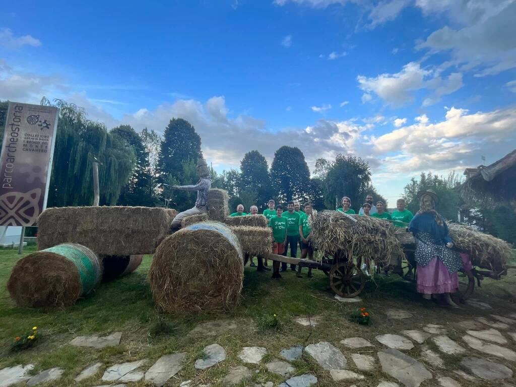 Chiusa di Pesio, installazione di balle di fieno de &#8220;Ji Agricul da Ciüsa&#8221; per Ciusa Duvarta 2024 &#8211; LE IMMAGINI