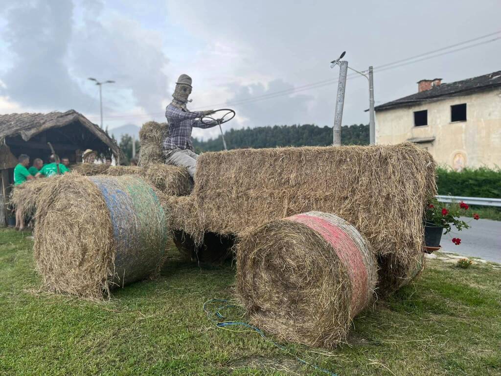 Chiusa di Pesio, installazione di balle di fieno de "Ji Agricul da Ciüsa" per Ciusa Duvarta 2024 - LE IMMAGINI