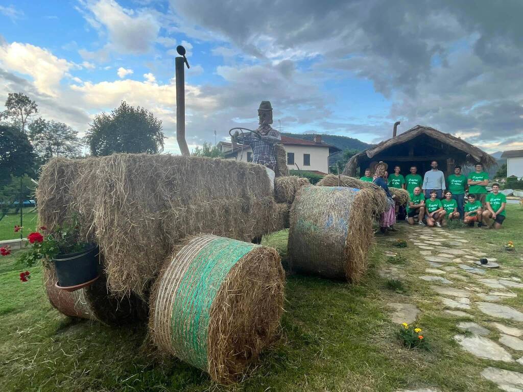 Chiusa di Pesio, installazione di balle di fierno de "Ji Agricul da Ciüsa" per Ciusa Duvarta 2024