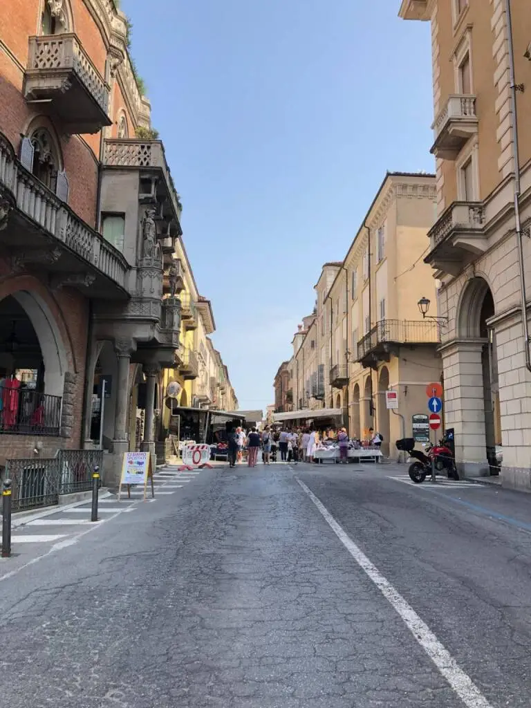 A Fossano mercato più sicuro con lo spostamento di alcuni banchi in piazza Dompè 