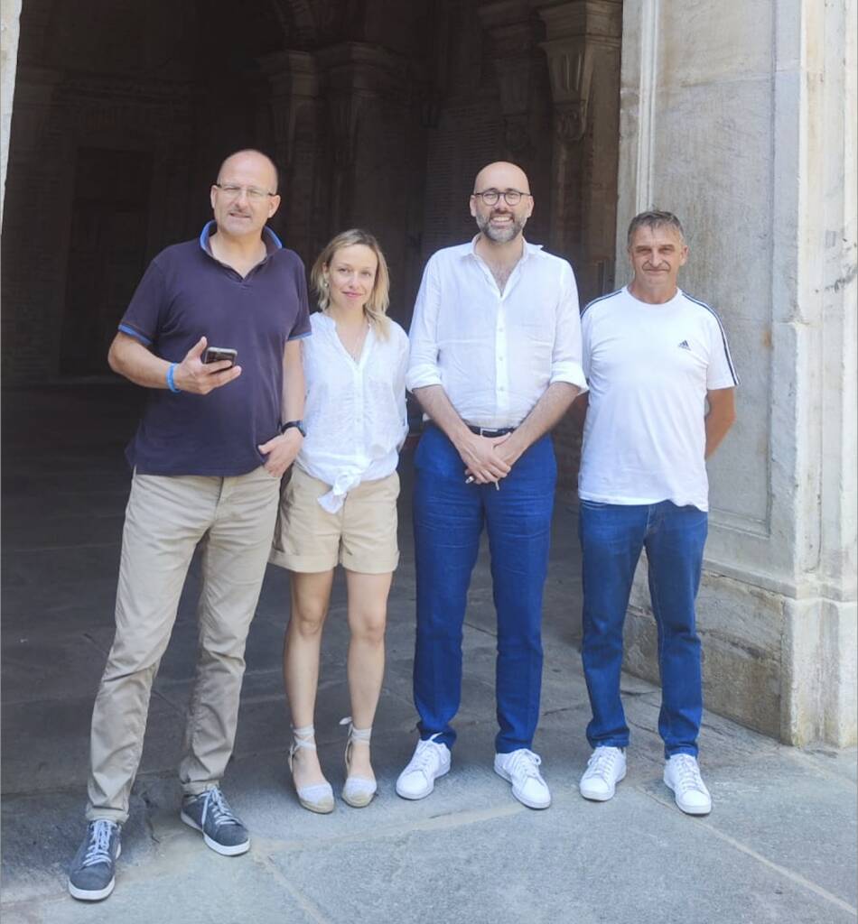 In foto sindaco e assessori con il presidente della Provincia Luca Robaldo e la prima stesura del manto ripresa dall'auto del presidente, impegnato con i tecnici della Provincia nel sopralluogo.