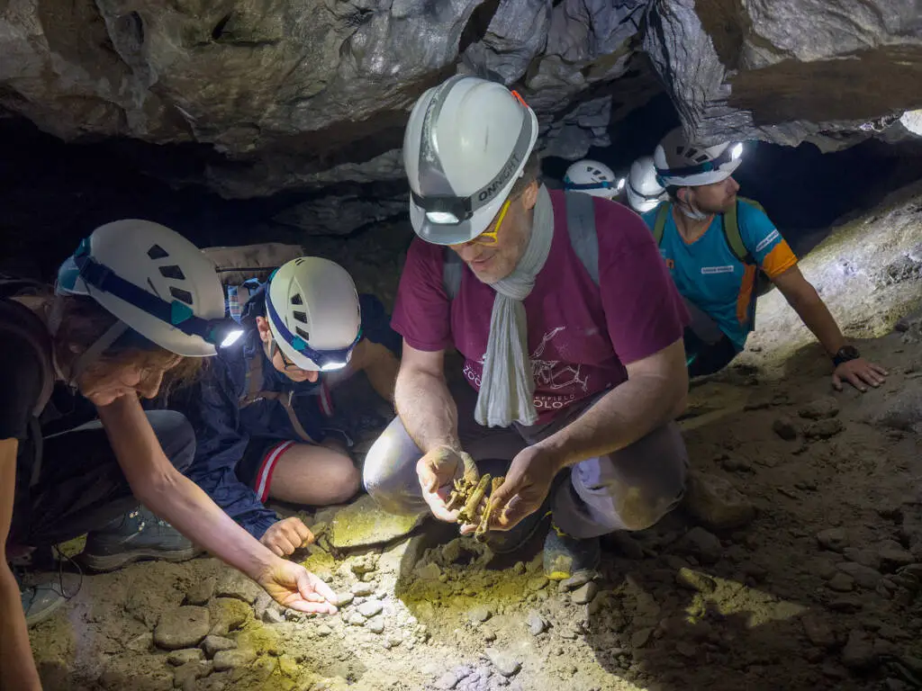 Una visita guidata alla scoperta delle “Grotte del Bandito” di Roaschia